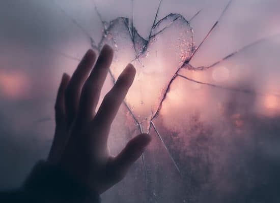 Femme comprenant ses schémas amoureux répétitifs - Hypnose humaniste Cavaillon