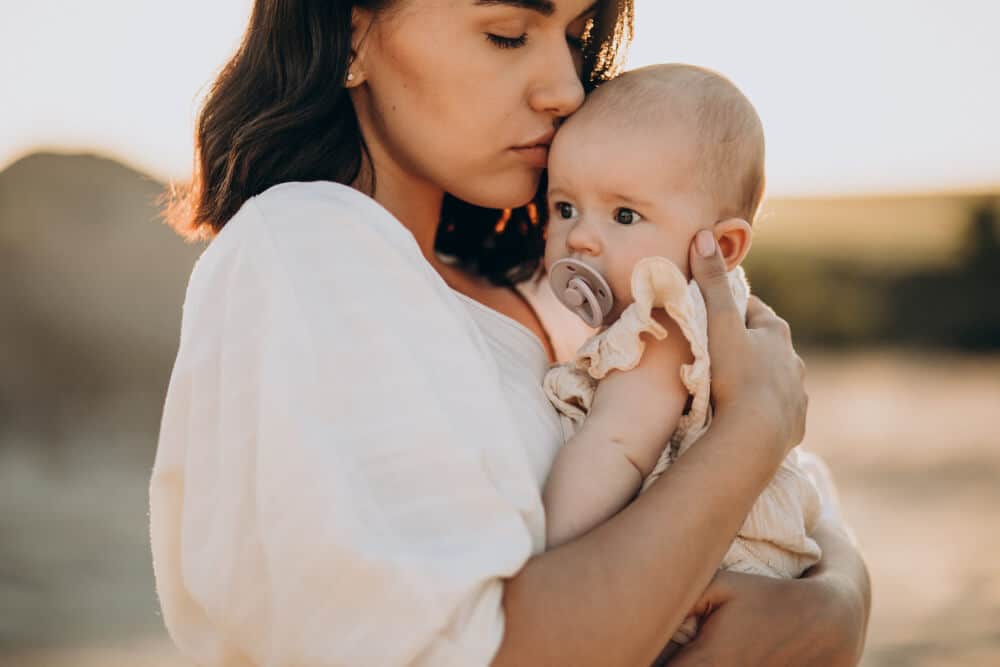 femme à nouveau en lien avec son bébé apres accouchement difficile - Sophie Lucas Hypnose humaniste et EMDR Cavaillon